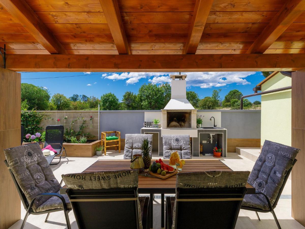 Holiday Home Laura By Interhome Пула Экстерьер фото